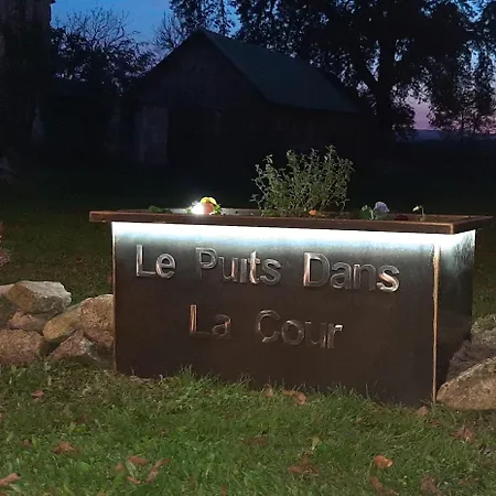 Le Puits Dans La Cour Saint-Priest-des-Champs