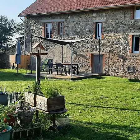 Le Puits Dans La Cour * Saint-Priest-des-Champs