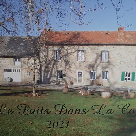 Le Puits Dans La Cour Saint-Priest-des-Champs